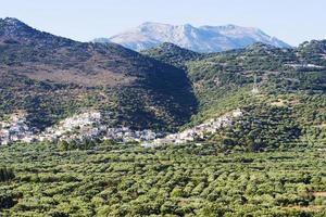 village dans les montagnes de l'île de Crète. photo