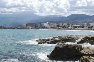 la mer et les montagnes de Crète. photo