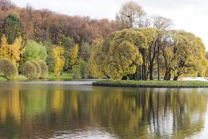 jour d'automne dans le parc avec reflet des arbres sur l'eau.