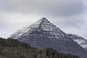 Djupivogur et les montagnes environnantes photo