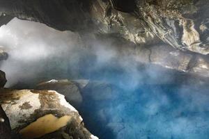 grotte de grjotagja islande photo
