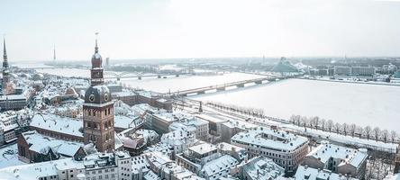 vue panoramique aérienne de la vieille ville de riga pendant une belle journée d'hiver en lettonie. température de congélation en Lettonie. Riga blanc. photo
