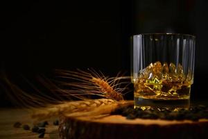 whisky à base de malt et d'orge et produit en Ecosse que c'est le scotch whisky qui est la boisson au whisky la plus populaire. photo