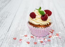 cupcake aux framboises fraîches photo