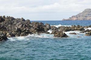 die landschaft auf das meer und die berge der insel. photo