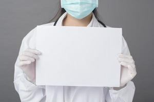 le médecin tient du papier sur le coronavirus photo