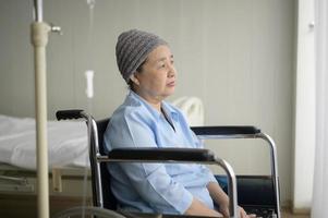 femme asiatique souffrant de cancer déprimée et désespérée portant un foulard à l'hôpital.