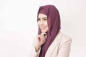 Belle femme d'affaires avec portrait hijab sur fond blanc photo