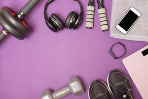 équipement de fitness sur tapis violet photo