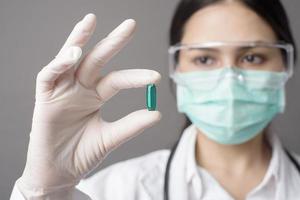 un médecin intelligent tient une pilule médicinale photo