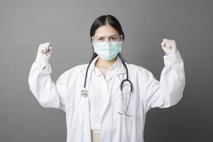 femme médecin intelligente tient un stéthoscope photo