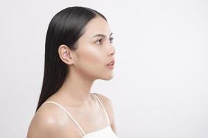 portrait de jeune belle femme avec une peau saine et lisse sur fond blanc, concept de soins de la peau photo