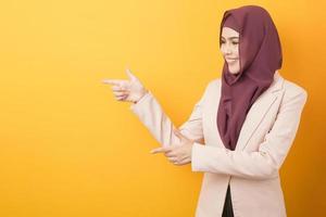 belle femme d'affaires avec portrait hijab sur fond jaune