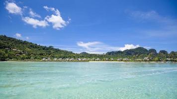 belle vue paysage de plage tropicale, mer émeraude et sable blanc contre ciel bleu, baie de maya sur l'île de phi phi, thaïlande photo