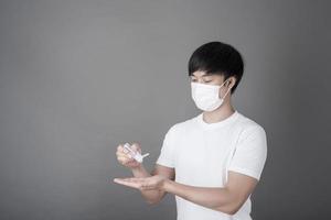 portrait d'homme se désinfectant les mains avec du gel d'alcool, concept de soins de santé