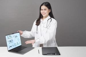 gros plan sur un médecin montre des données d'analyse médicale, concept de technologie médicale
