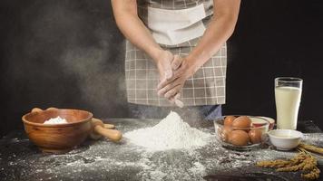 un homme prépare une boulangerie maison photo