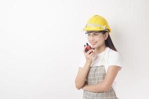 portrait de technicien de femme sur fond blanc photo