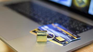 concept de sécurité de carte de crédit, carte de crédit avec cadenas