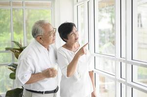 heureux couple de personnes âgées buvant du lait et passant du temps ensemble à la maison, concept de santé et de retraite photo