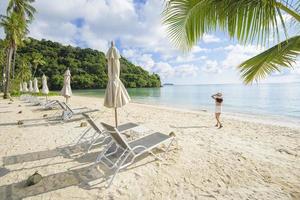 une belle femme heureuse en bikini jaune profitant et se relaxant sur le concept de plage, d'été et de vacances photo