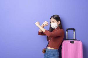 portrait de jeune femme voyageuse avec masque facial, nouveau concept de voyage normal photo