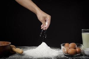 un homme prépare une boulangerie maison photo