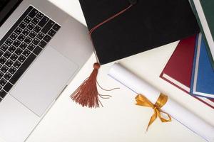 chapeau de graduation avec ordinateur portable, concept d'éducation en ligne photo