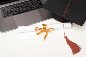 chapeau de graduation avec ordinateur portable, concept d'éducation en ligne photo