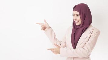 Belle femme d'affaires avec portrait hijab sur fond blanc