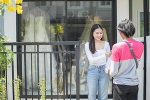 une femme reçoit de la nourriture d'un livreur de foodpanda photo