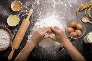 un homme prépare une boulangerie maison photo