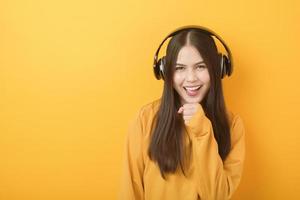 mélomane, femme, apprécie, à, casque, sur, fond jaune photo