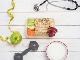 aliments diététiques pour une alimentation saine sur fond de bois blanc photo