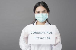 le médecin tient du papier sur le coronavirus photo