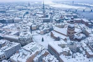 vue aérienne de la vieille ville de riga d'hiver couverte de neige. dômes cathédrale vue d'en haut. photo