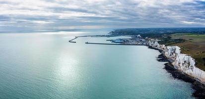 vue aérienne des falaises blanches de douvres. vue rapprochée des falaises du côté de la mer. photo