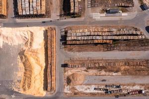 mur de tas de bois à l'extérieur de l'usine avec un patio industriel photo