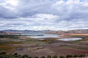 vue panoramique sur le paysage de campagne agricole avec champs labourés et lac photo