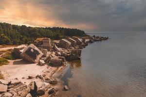 ruines de bunkers sur la plage de la mer baltique photo