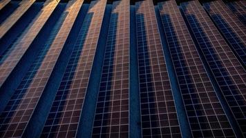 cellule solaire dans la ferme solaire. concept d'énergie verte durable en générant de l'énergie à partir de la lumière du soleil. photo