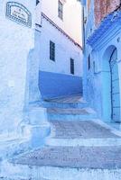 maisons marocaines traditionnelles le long d'une ruelle étroite avec escalier