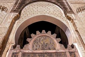 Ancien mur d'arc sculpté de style slamique d'une mosquée à Fès photo