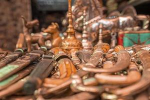 assortiment d'épées, de couteaux et de poignards en métal à vendre dans le souk photo