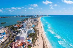 photos aériennes d'hôtels et de complexes de luxe entourant les plages