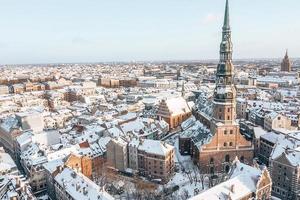 vue aérienne d'hiver de st. L'église Saint-Pierre à Riga, en Lettonie. journée d'hiver sur la vieille ville de riga, en lettonie. photo