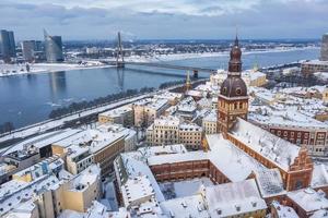 vue d'hiver de dessus de paysage urbain de la vieille ville de riga. célèbre vue aérienne et destination touristique de la cathédrale des dômes. voyager en lettonie photo