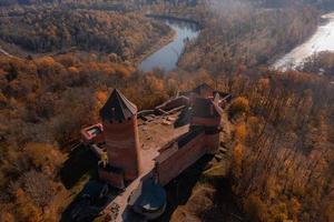 vue aérienne de la ville de sigulda en lettonie pendant l'automne doré. photo