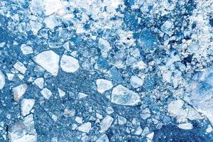 de gros morceaux de blocs de glace formant un beau motif, après que le navire brise-glace soit passé et ait écrasé la glace densément tassée. photo