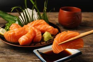 sashimi, saumon, baguettes japonaises et wasabi photo